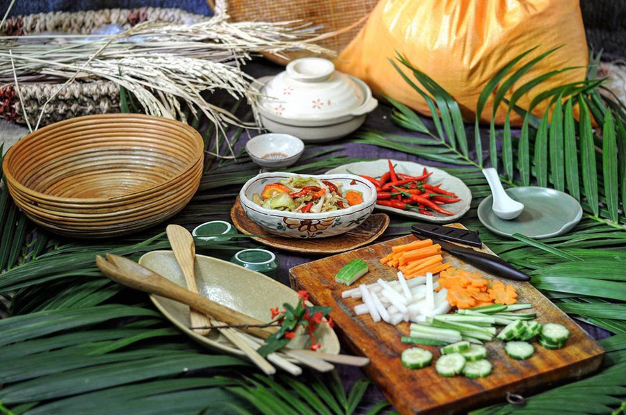 Dưa món: Món ăn kèm không thể thiếu trong mâm cơm của người miền Trung. Dưa món làm từ nhiều nguyên liệu như củ cải, dưa chuột, cà rốt, đu đủ, củ kiệu, ớt… ngâm cho đến khi có vị chua mặn, giòn giòn. Ảnh: Congbinhf. 7 mon ngon phai thu khi don Tet co truyen o mien Trung hinh anh 3