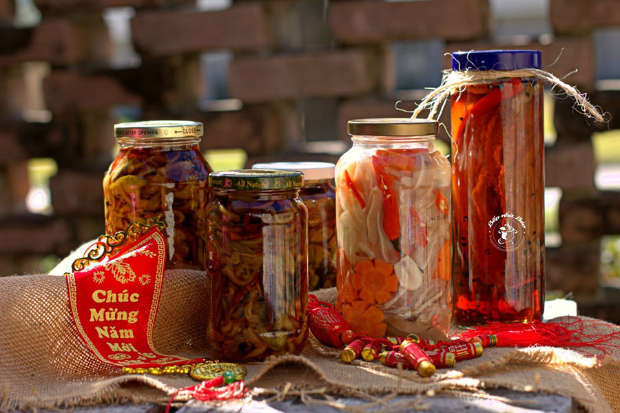 Thịt heo hâm nước mắm: Người miền Trung sau khi luộc chín thịt heo sẽ ngâm với nước mắm pha đường. Từng hũ thịt to sẽ để ngâm 3 ngày cho thịt ngấm rồi mới đem ra dùng ngày Tết. Ảnh: Bepnhabeo. 7 mon ngon phai thu khi don Tet co truyen o mien Trung hinh anh 1