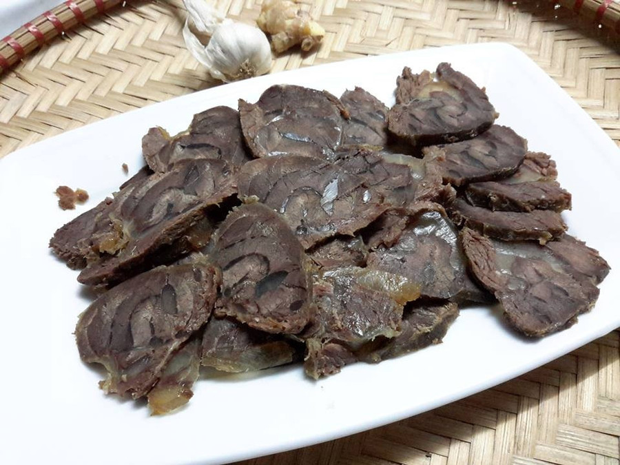 Vị ngọt tự nhiên của thịt bò thêm phần hoà quyện với hương thơm mật mía tạo nên món ăn hấp dẫn ngày Tết Nguyên đán. Phần thịt bắp bò khi sơ chế xong sẽ được ướp với các loại gia vị sau nhiều giờ đồng hồ trước khi đem kho. Cuối cùng, mỗi gia đình chỉ việc thái mỏng lát thịt bò chấm cùng tương ớt là có món ăn ngon hấp dẫn. Ảnh: Cooky. 7 mon ngon phai thu khi don Tet co truyen o mien Trung hinh anh 14