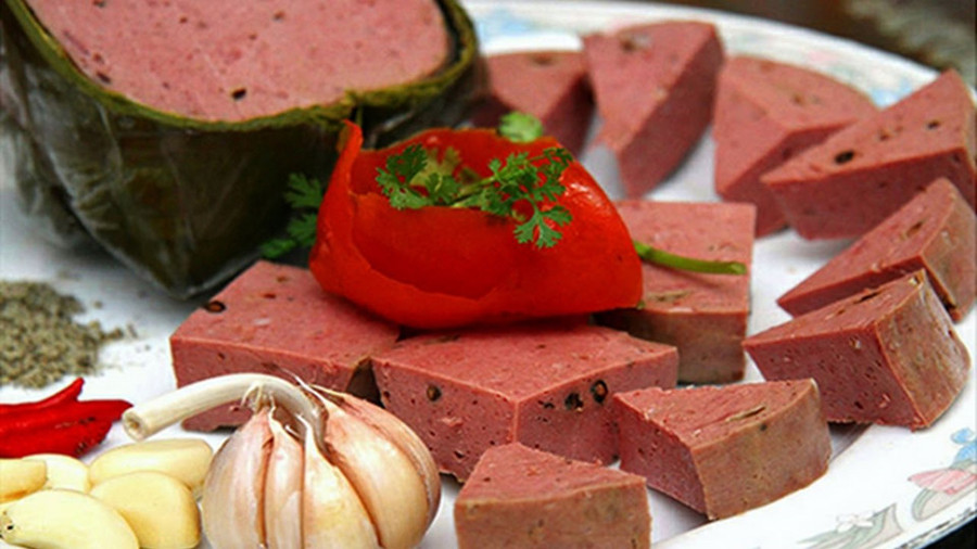 Chả bò: Nếu người miền Bắc có món giò mỡ, giò lụa thì trên bàn tiệc sum họp gia đình và thiết đãi khách của người miền Trung không thể thiếu chả bò truyền thống. Chả bò chuẩn vị có mùi thơm nồng với tiêu đen kèm vị dai, giòn, cay nhẹ. Ảnh: Chabotuancan. 7 mon ngon phai thu khi don Tet co truyen o mien Trung hinh anh 9