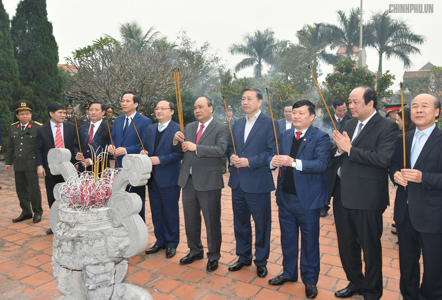 Thủ tướng Nguyễn Xuân Phúc dâng hương tưởng nhớ bà Hoàng Thị Loan, thân mẫu Chủ tịch Hồ Chí Minh - Ảnh: VGP/Quang Hiếu Thủ tướng Nguyễn Xuân Phúc dâng hương tưởng nhớ bà Hoàng Thị Loan, thân mẫu Chủ tịch Hồ Chí Minh - Ảnh: VGP/Quang Hiếu