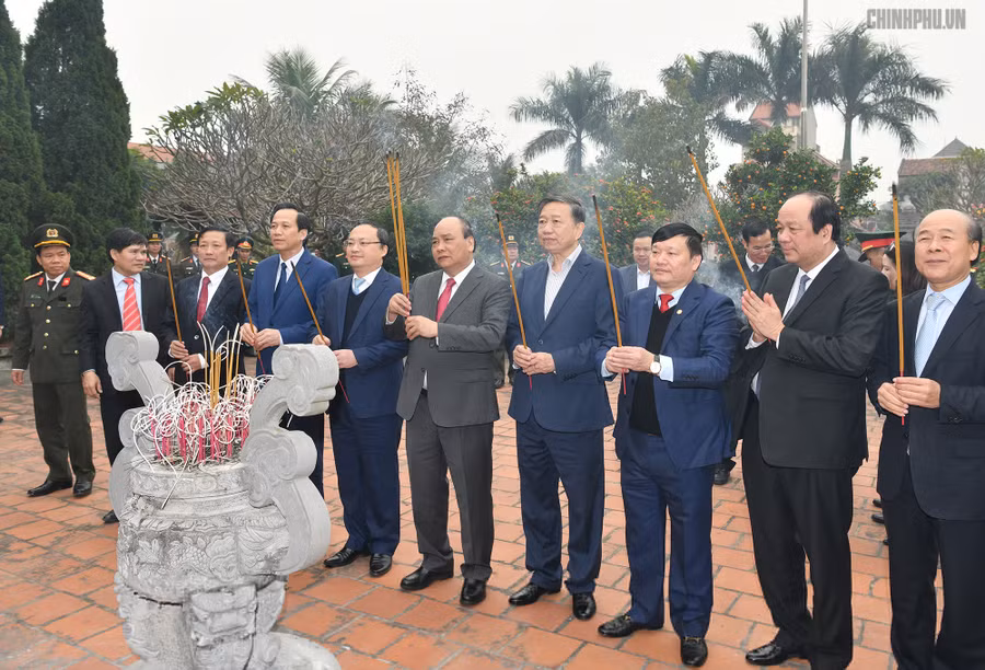 Thủ tướng Nguyễn Xuân Phúc dâng hương tưởng nhớ bà Hoàng Thị Loan, thân mẫu Chủ tịch Hồ Chí Minh - Ảnh: VGP/Quang Hiếu