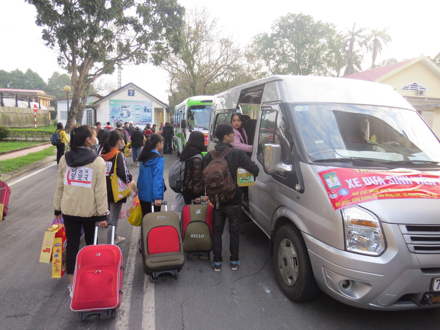 500 Sinh viên Trường ĐH NL Huế về Tết trên những chuyến xe nghĩa tình 500 Sinh viên Trường ĐH NL Huế về Tết trên những chuyến xe nghĩa tình