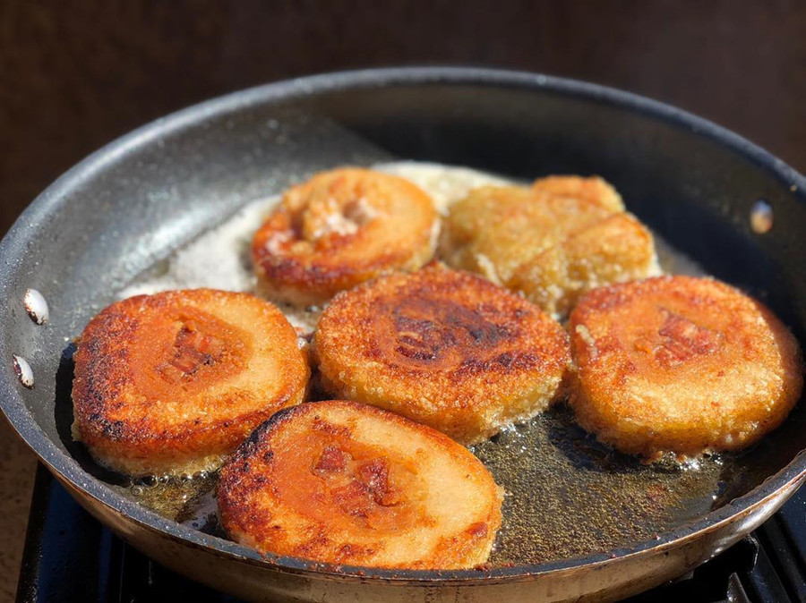 Bánh tét: Tương tự miền Bắc và miền Nam, miền Trung có món bánh tét truyền thống không thể thiếu trong mâm cơm ngày Tết cổ truyền. Nếu bánh chưng sử dụng lá dong thì bánh tét được cuốn bằng là chuối, cũng với nguyên liệu gạo nếp, đậu xanh, thịt heo. Ảnh: Kodimentking. 7 mon ngon phai thu khi don Tet co truyen o mien Trung hinh anh 5