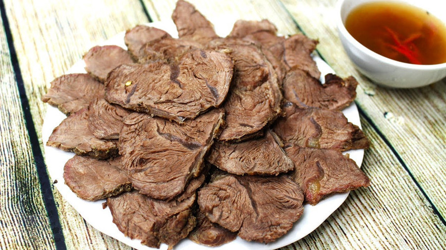 Bò kho mật mía: Cách nấu của người dân xứ Nghệ đem đến những nồi thịt bò kho thơm giòn ngọt ăn lai rai ngày Tết. Món ăn truyền thống trong bữa cơm Tết này có vị thơm và cay của gừng, quế hoà cùng độ dai giòn sần sật của bắp bò. Ảnh: Nhung cooking. 7 mon ngon phai thu khi don Tet co truyen o mien Trung hinh anh 13