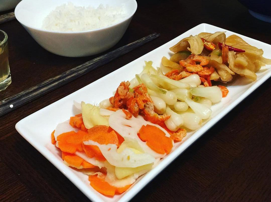 Người miền Trung thường ăn dưa món kèm với bánh tét hay các loại thịt trong bữa cơm ngày thường và các dịp lễ, Tết. Dưa món là đồ ăn kèm chống ngấy hoàn hảo cho những món nhiều đạm ngày Tết cổ truyền. Ảnh: Lananhdiep. 7 mon ngon phai thu khi don Tet co truyen o mien Trung hinh anh 4