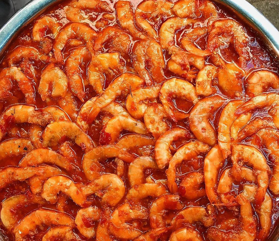 Vị chua cay, ngọt bùi của tôm chua, thịt, riềng, tỏi, ớt bột, nước mắm. Người dân xứ Huế không cần chọn những loại tôm to mà sử dụng tôm đồng, tôm nước ngọt vỏ mỏng. Tôm sẽ được sơ chế và ngâm với các loại từ 5-7 ngày trước khi sử dụng. Ảnh: Vietnamesegod. 7 mon ngon phai thu khi don Tet co truyen o mien Trung hinh anh 12