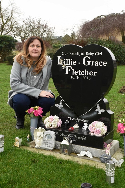 Lillie được chôn cất sau hai tuần ở cùng bố mẹ. Lillie được chôn cất sau hai tuần ở cùng bố mẹ.