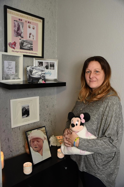Lisa bên di ảnh của bé Lillie. Lisa bên di ảnh của bé Lillie.
