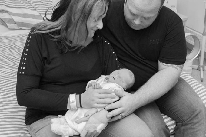 Cặp vợ chồng người Anh âu yếm con cái xấu số. Cặp vợ chồng người Anh âu yếm con cái xấu số.