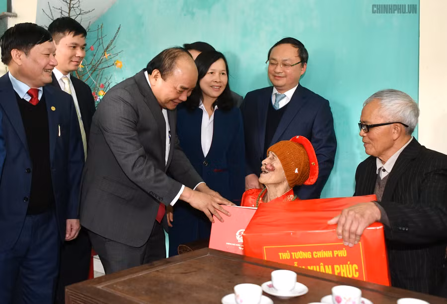 Thủ tướng thăm, tặng quà, chúc Tết Mẹ Việt Nam anh hùng Nguyễn Thị Hơn. - Ảnh: VGP/Quang Hiếu