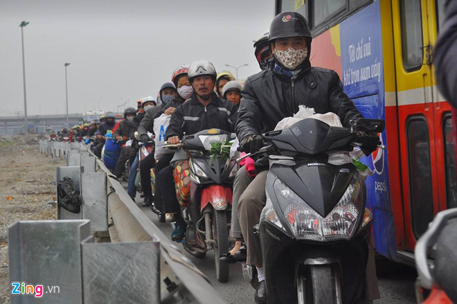 Không nên chở hành lý nặng nề, to lớn dễ gây vướng víu trong lúc điều khiển xe máy. Ảnh: Hoàn Nguyễn. Nhung luu y de chay xe may an toan ve que an Tet hinh anh 2