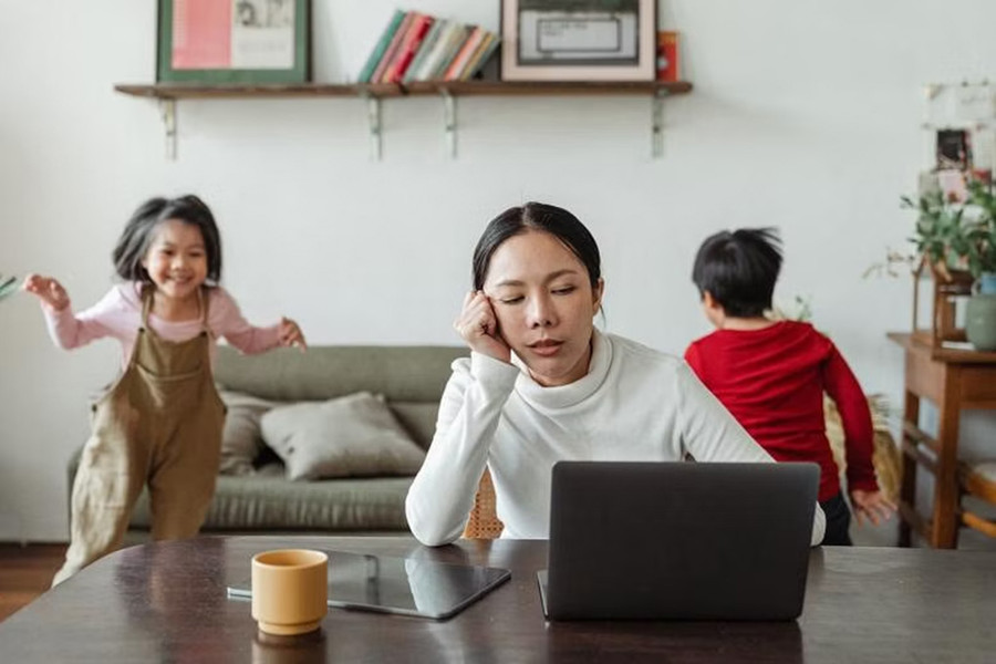 Tình trạng thể chất và tinh thần mãn tính cũng có thể khiến bạn khó ngủ suốt đêm và dẫn đến buồn ngủ quá mức vào ban ngày. (Ảnh: ITN) Tình trạng thể chất và tinh thần mãn tính cũng có thể khiến bạn khó ngủ suốt đêm và dẫn đến buồn ngủ quá mức vào ban ngày. (Ảnh: ITN)