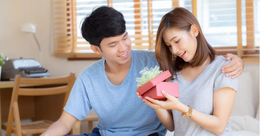 Nếu bạn muốn đối xử với vợ mình như một nữ hoàng thì điều cần thiết là đừng bao giờ quên lý do tại sao bạn lại yêu cô ấy. (Ảnh: ITN).