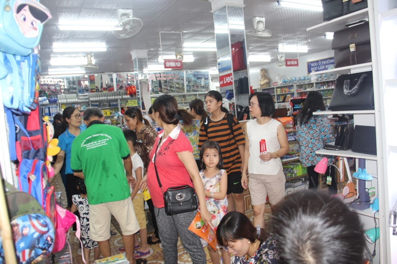 Nhu cầu mua sách của phụ huynh, học sinh luôn quá tải tại Công ty CP Sách và Thiết bị trường học Hà Tĩnh.