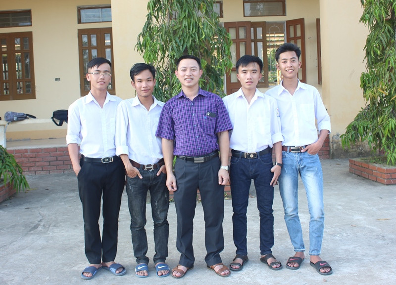 Thầy chủ nhiệm (áo ca rô) cùng đội tuyển Toán của lớp 12A1