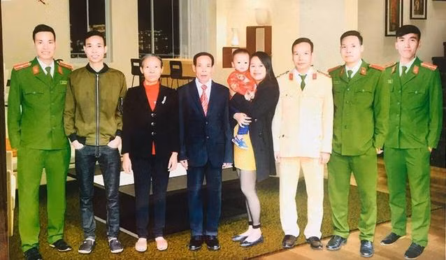 Tấm ảnh chụp chung của các thành viên trong gia đình ông Trân vào Tết 2017 (Ảnh NVCC)