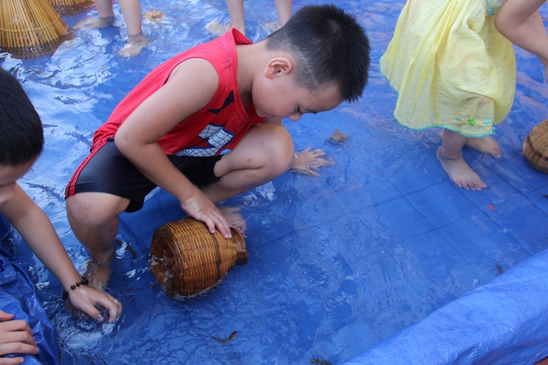 Trò chơi thích thú nhất với các bé là bắt cá