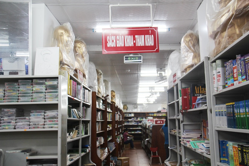 Trên kệ sách luôn thiếu trọn bộ sách giáo khoa các lớp 1, lớp 6, lớp 10