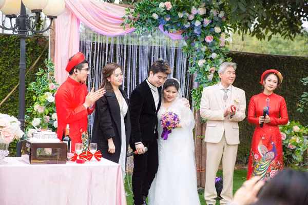 Những hình ảnh về lễ cưới của NSND Thanh Hoa được các nghệ sĩ chia sẻ trên facebook.