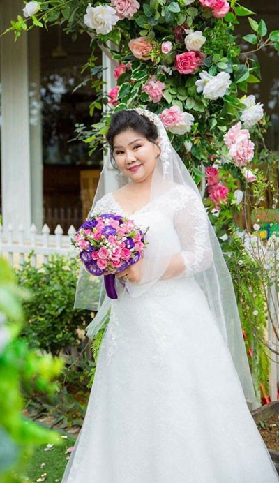 NSND Thanh Hoa bật khóc trong lần đầu mặc váy cô dâu ở tuổi 68 ảnh 1  NSND Thanh Hoa lần đầu tiên mặc váy cô dâu ở tuổi 68.