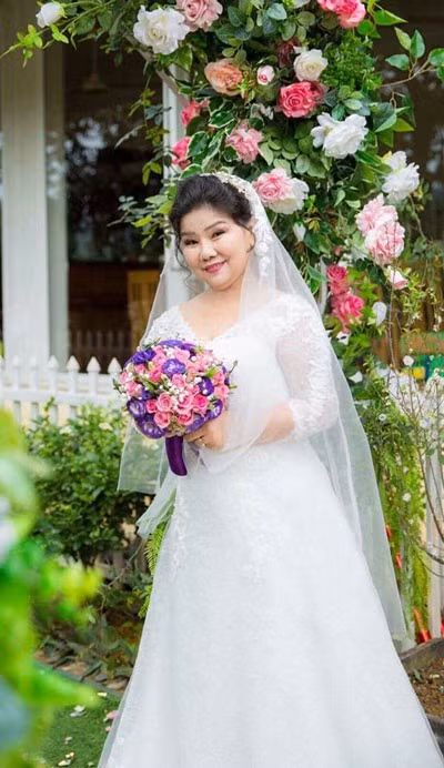  NSND Thanh Hoa lần đầu tiên mặc váy cô dâu ở tuổi 68. 