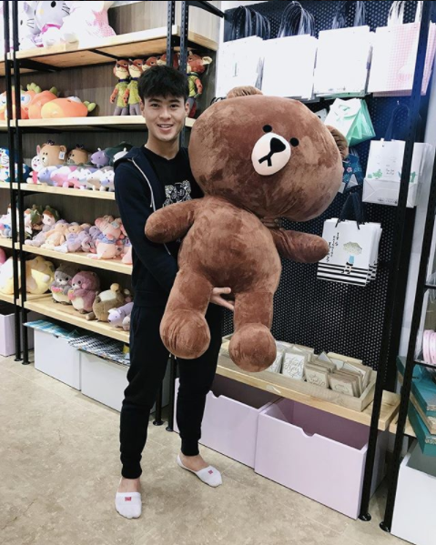 Duy Mạnh U23 Việt Nam hội đủ tiêu chuẩn “bạn trai quốc dân” ảnh 3 Chọn gấu bông mua tặng cho bạn gái