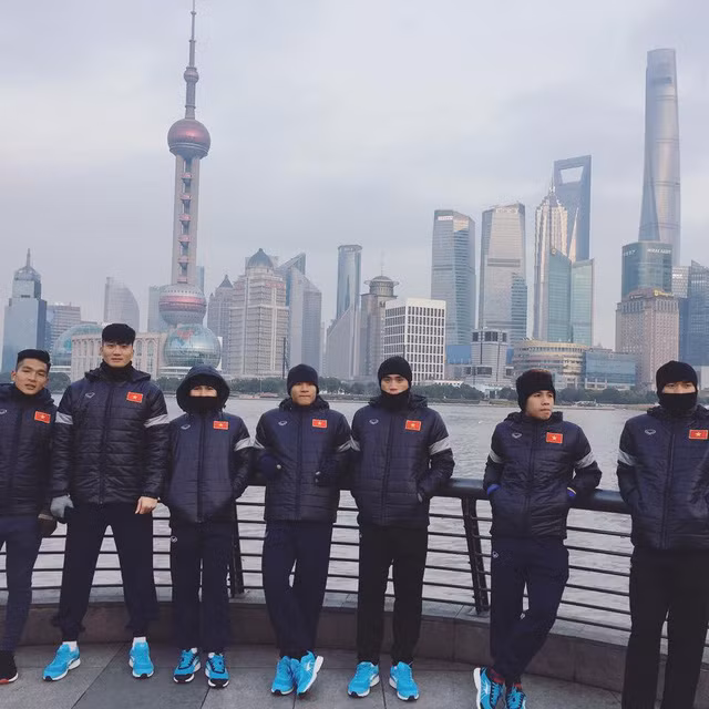 Văn Hoàng cao hơn hẳn các cầu thủ khác trong đội