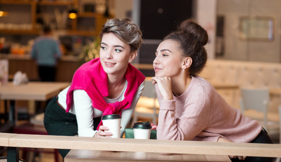 Các cô nàng thường cảm thấy khó chịu nếu họ thấy một anh chàng nóng bỏng đi cùng một phụ nữ khác. Các cô nàng thường cảm thấy khó chịu nếu họ thấy một anh chàng nóng bỏng đi cùng một phụ nữ khác.