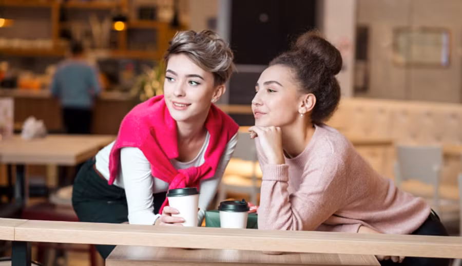 Các cô nàng thường cảm thấy khó chịu nếu họ thấy một anh chàng nóng bỏng đi cùng một phụ nữ khác.