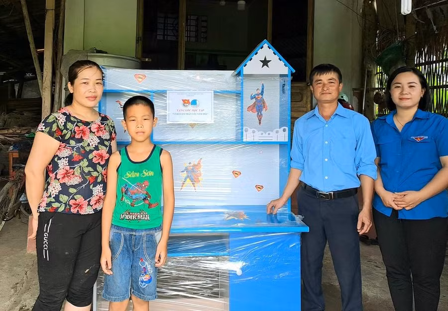 Trao tặng góc học tập cho học sinh có hoàn cảnh khó khăn trên địa bàn