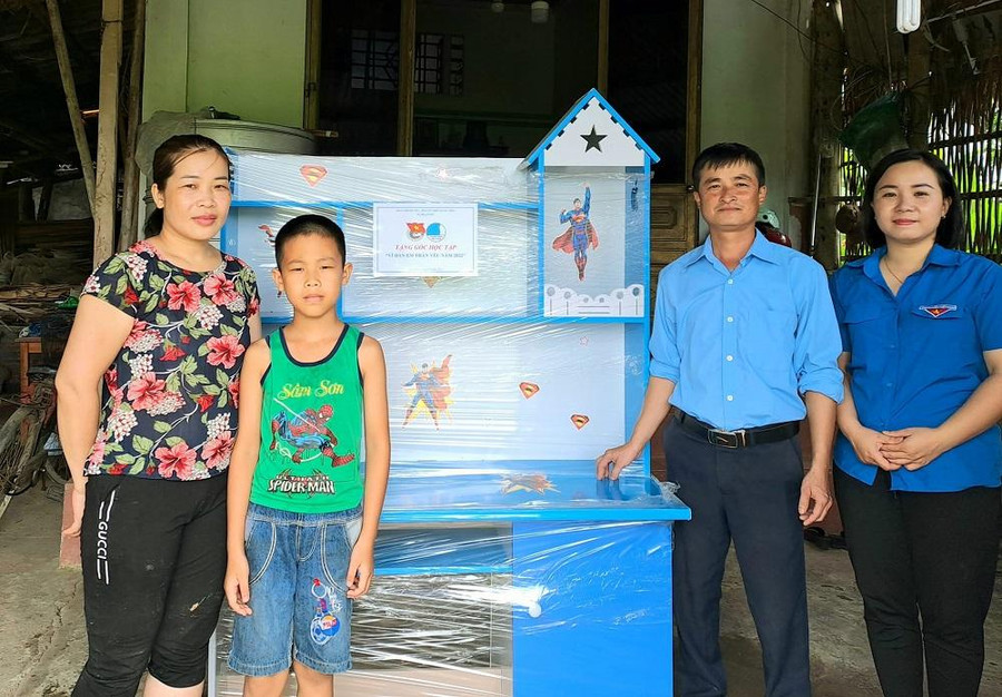 Trao tặng góc học tập cho học sinh có hoàn cảnh khó khăn trên địa bàn Trao tặng góc học tập cho học sinh có hoàn cảnh khó khăn trên địa bàn