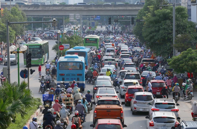 Tuyến xe buýt nhanh BRT có làn đường riêng từ bến xe Kim Mã đến bến xe Yên Nghĩa (Hà Đông), hoạt động từ đầu năm 2017 với tổng chiều dài 14,7 km. Nhưng ngay từ những ngày đầu, làn đường riêng của BRT đã bị các phương tiện thường xuyên lấn chiếm.