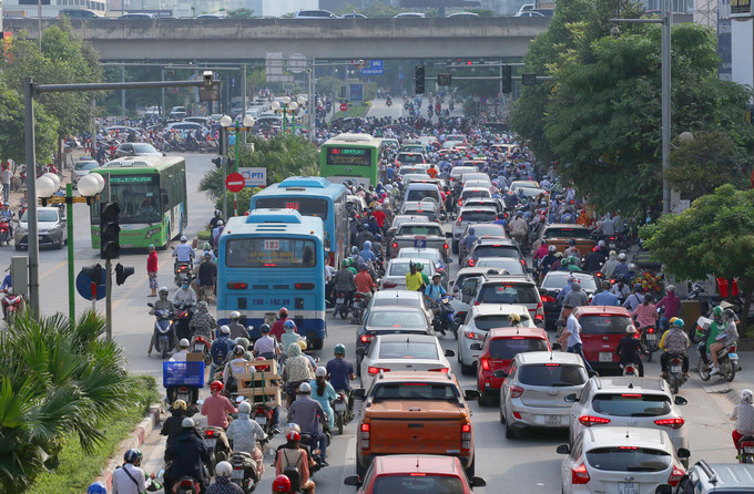 Tuyến xe buýt nhanh BRT có làn đường riêng từ bến xe Kim Mã đến bến xe Yên Nghĩa (Hà Đông), hoạt động từ đầu năm 2017 với tổng chiều dài 14,7 km. Nhưng ngay từ những ngày đầu, làn đường riêng của BRT đã bị các phương tiện thường xuyên lấn chiếm.