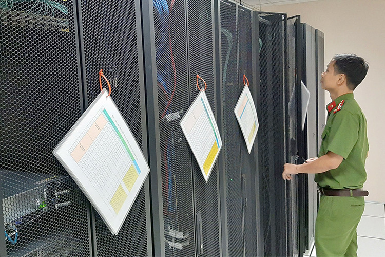 Hệ thống máy móc thiết bị ở Trung tâm dữ liệu quốc gia về dân cư tại Bộ Công an phục vụ việc cấp mã số định danh cá nhân. Ảnh: Bá Đô