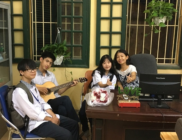 Cô giáo Phạm Việt Anh cùng HS tại CLB nghiên cứu khoa học của trường Cô giáo Phạm Việt Anh cùng HS tại CLB nghiên cứu khoa học của trường