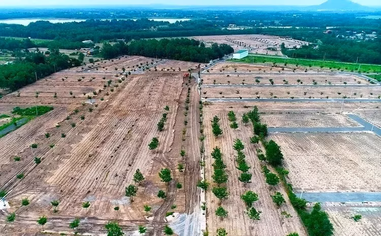 Khu đất rộng hơn 13 ha ở thị xã Phú Mỹ đã bị cưỡng chế tháo dỡ hạ tầng. Ảnh: Nguyễn Khoa.