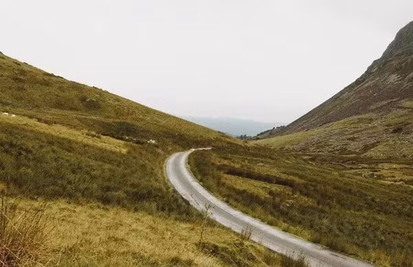 Con gái 27 tuổi cứ nửa đêm là lẻn ra hành lang ngủ, bố đưa đi gặp bác sĩ mới phát hiện sự thật không ngờ - Ảnh 3.