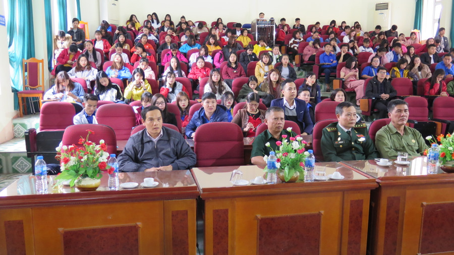 SV trường CĐ Sư phạm Điện Biên háo hức khi được nghe nhiều câu chuyện cảm động về những đóng góp, hy sinh cao cả của các thế hệ cha ông trong các cuộc kháng chiến trường kỳ