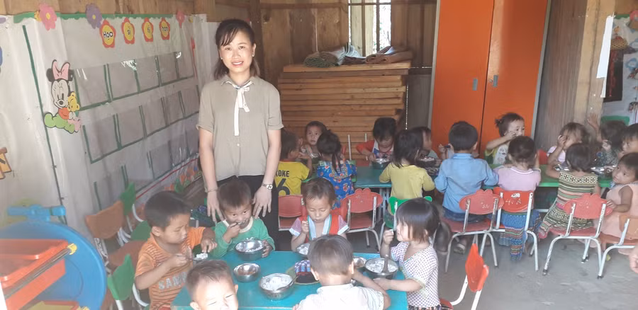 Một bữa ăn trưa tại trường của học sinh điểm bản Sam Lang, xã Nà Hỳ, huyện Nậm Pồ