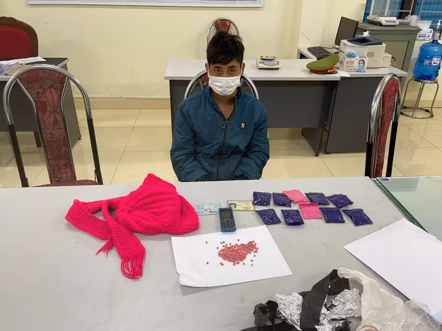 Tráng A Váu cùng tang vật tại cơ quan Công an.