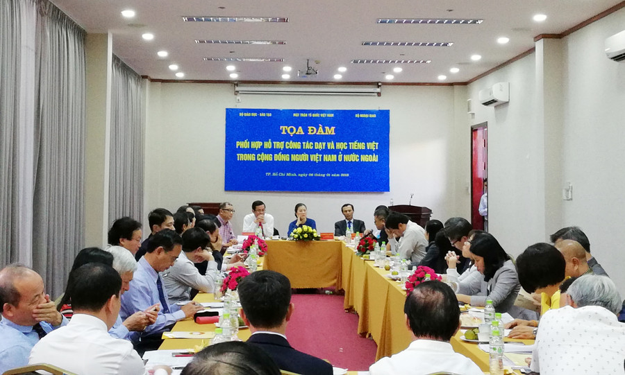 Toàn cảnh buổi tọa đàm hỗ trợ việc dạy và học tiếng Việt trong cộng đồng người Việt Nam tại nước ngoài Toàn cảnh buổi tọa đàm hỗ trợ việc dạy và học tiếng Việt trong cộng đồng người Việt Nam tại nước ngoài