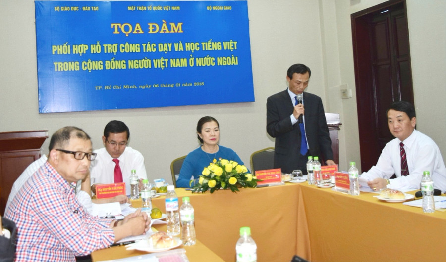 Ban chủ tọa buổi tọa đàm hỗ trợ dạy và học tiếng Việt trong cộng đồng người Việt Nam tại nước ngoài Ban chủ tọa buổi tọa đàm hỗ trợ dạy và học tiếng Việt trong cộng đồng người Việt Nam tại nước ngoài