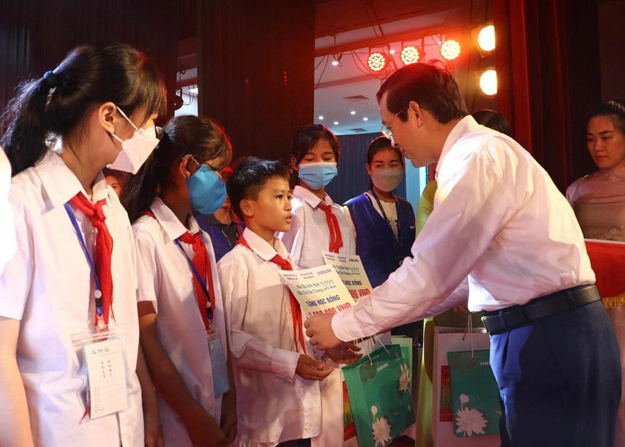 Ông Phạm Hoàng Sơn, Phó Bí thư Thường trực Tỉnh ủy, Chủ tịch HĐND tỉnh Thái Nguyên trao học bổng cho thiếu nhi vượt khó