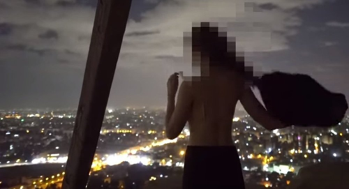 Ai Cập bắt giữ hai người sau vụ khách khỏa thân trên kim tự tháp ảnh 1 Hình ảnh trong video. Ảnh: Andreas Hvid.
