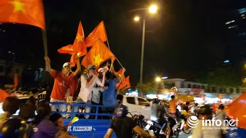 Hình ảnh người dân xuống đường ăn mừng đội tuyển bóng đá Việt Nam chiến thắng.
