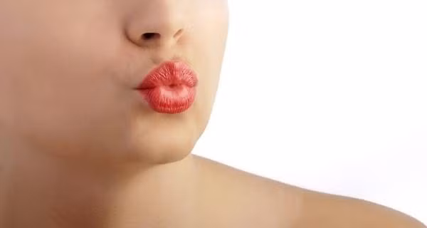 Cách dưỡng ẩm cho đôi môi siêu khô trong mùa đông