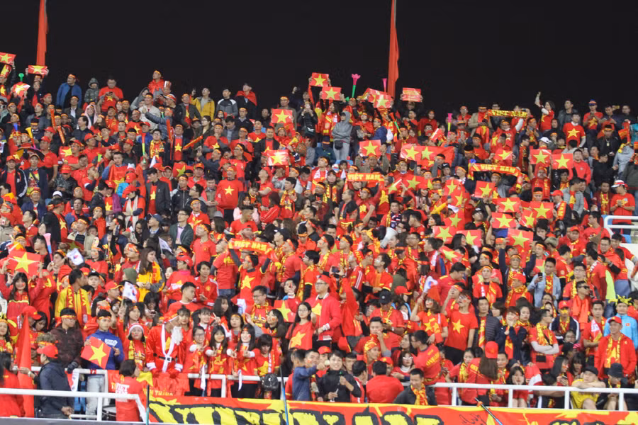 CĐV Việt Nam nhuộm đỏ khán đài SVĐ Mỹ Đình.