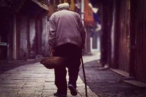 Chỉ sinh một con, mà giờ vợ mất, con ở nước ngoài, ông Mã phải bấu víu vào một người hàng xóm không biết lúc nào sẽ rời ông đi. Ảnh minh họa: China.