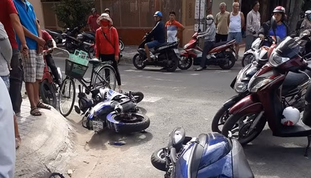 Hiện trường tên cướp bị nữ sinh tông ngã. Ảnh: báo Pháp luật TP HCM